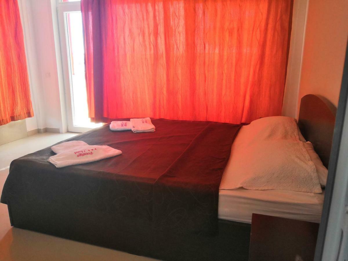 Hotel Prestige Костинещи Екстериор снимка